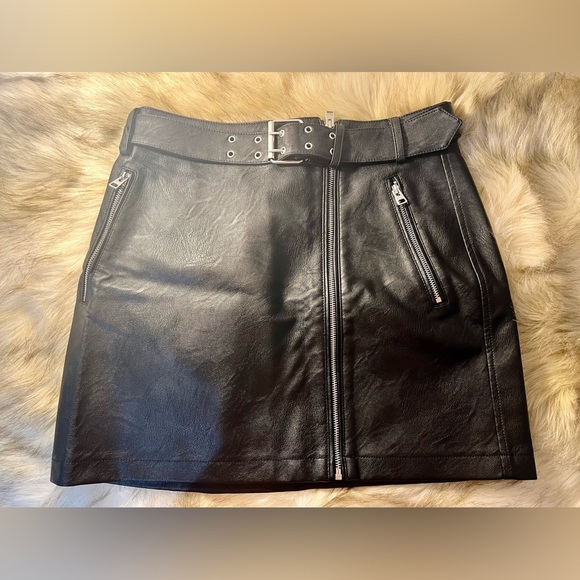 ✨NWT‎ TOPSHOP FAUX LEATHER SKIRT - SIZE 8✨ - Picture 1 of 10